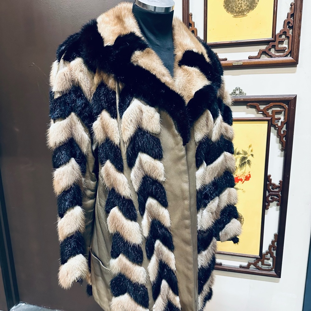 Luxurious Black and Tan Chevron Pattern Vintage Mink Fur Coat w/ Leather